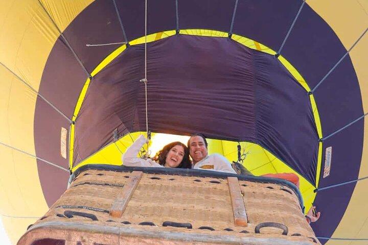 Volo in mongolfiera Teotihuacan, Colazione in grotta Pick up in CDMX