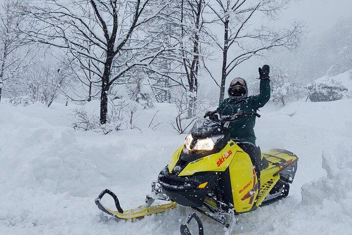Férias de inverno snowmobiling na área de Nozawa Onsen
