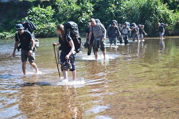 ナムハNPA3日間野生動物ジャングルキャンプとビレッジホームステイトレック