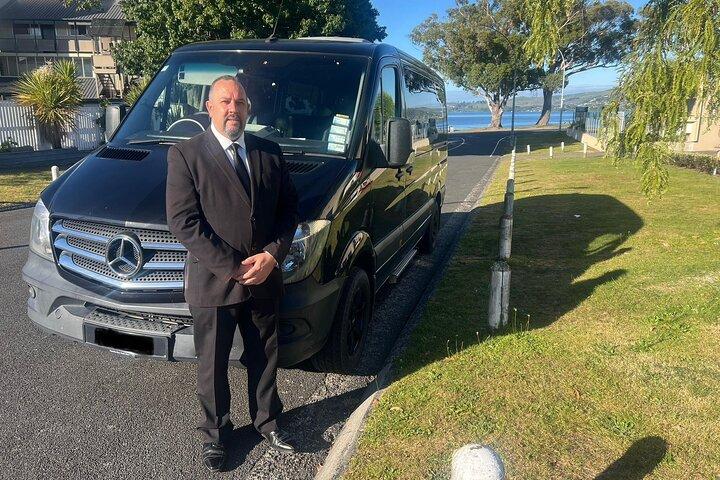 Visite privée de luxe à Auckland en Mercedes Tourer noire moderne