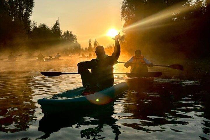 Solopgang i Xochimilco på KAYAK