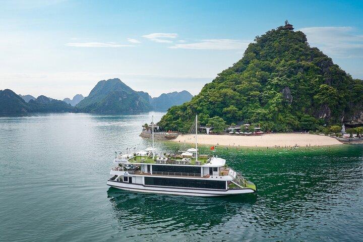 Från Hanoi: Skäm bort dig med en lyxig Halong Bay-kryssning och bufféfest