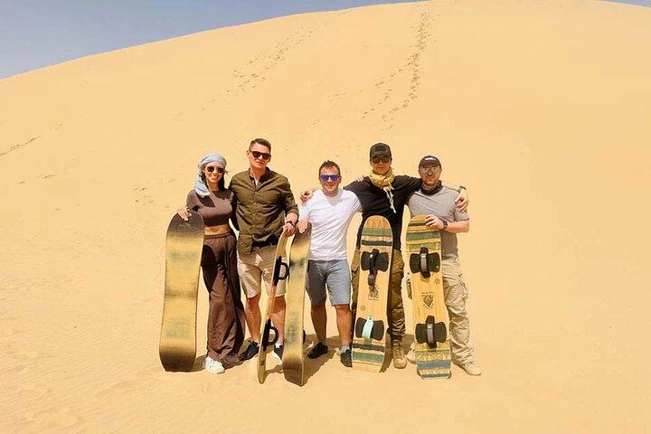 Wüstensafari Abu Dhabi mit Dune Bashing, Grillabendessen & Live-Show
