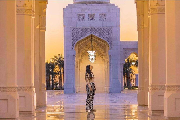 Von Dubai : Große Moschee von Abu Dhabi, Palast. Souk, Etihad & Louvre
