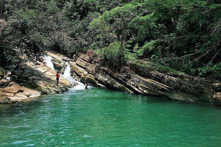 2 visites en 1 jour: Toboggans de la forêt tropicale et visite de la plage avec transport