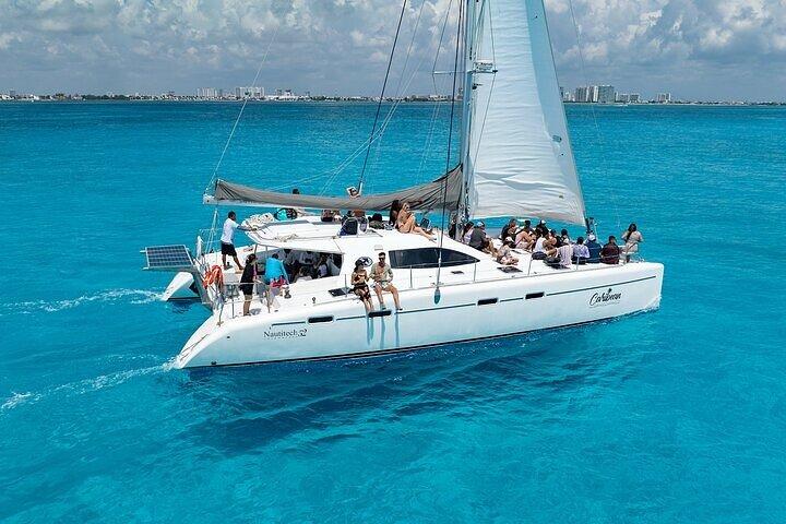 Cancún : Catamarano privato con possibilità di Open Bar e Snorkeling
