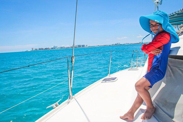 Catamarán privado de Cancún con parada de snorkel