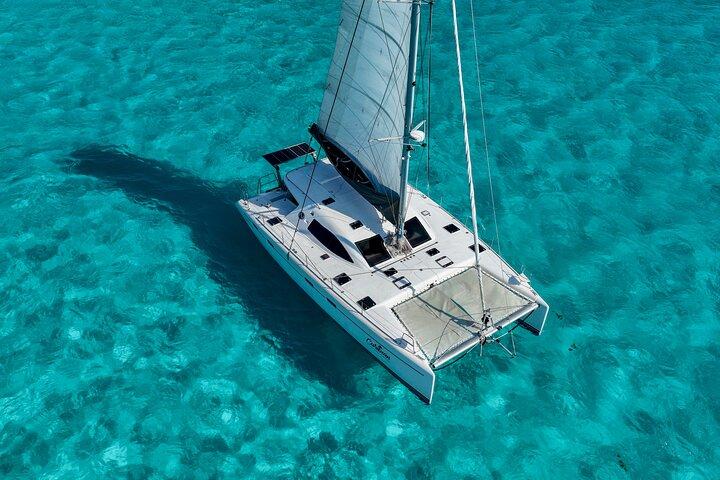 Cancún : Catamarán Privado con Barra Libre & Opción de Snorkel