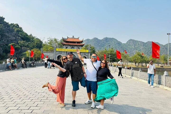 Von Hanoi: Hoa Lu, Tam Coc & Mua Caves Deluxe Tour mit Buffet