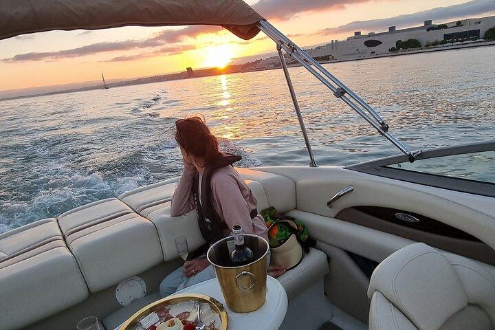 リスボンの夕日クルーズ、プライベートの豪華スピードボート、ドリンクと軽食付き