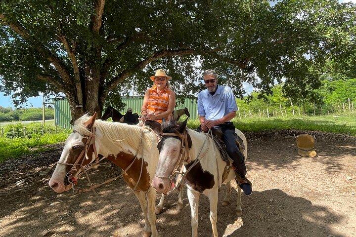 Equitação e exploração da caverna de Taíno