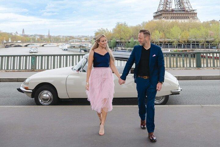 Romantische Tour durch Paris in einem französischen Oldtimer