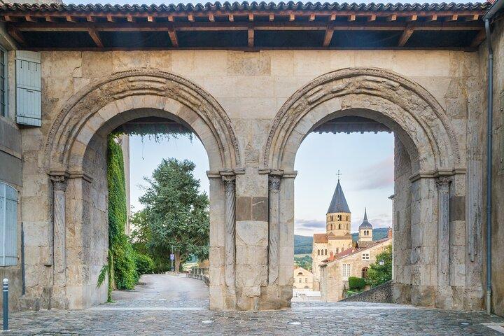 À la découverte du village de Cluny : une visite audio autoguidée