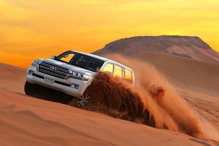 Safari dans le désert de Dubaï, balade à dos de chameau, surf sur sable, dîner barbecue