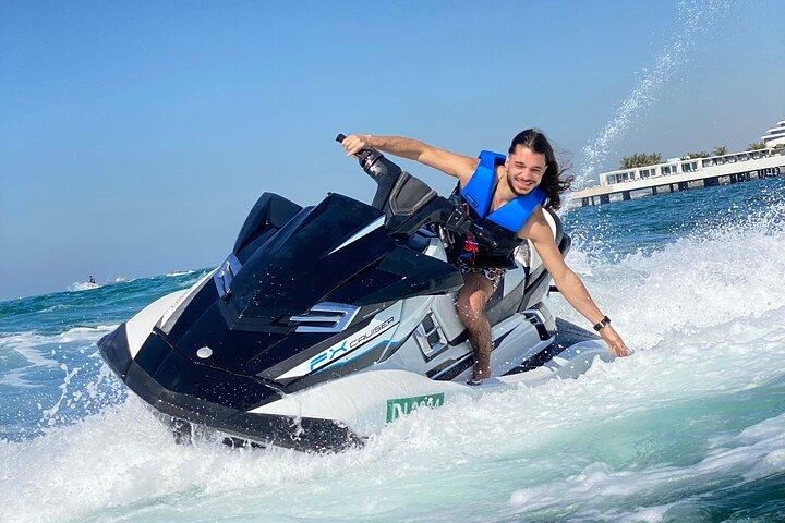 Jet-Ski-Fahrt in Dubai, Dauer 1 Stunde, Burj al Arab und Atlantis-Palme