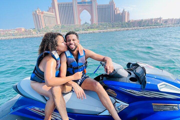 Jet-Ski-Fahrt in Dubai, Dauer 1 Stunde, Burj al Arab und Atlantis-Palme