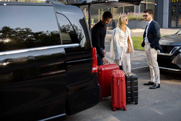 ヴェネツィア: マルコポーロ空港プライベート送迎車＆ボートでホテルへ