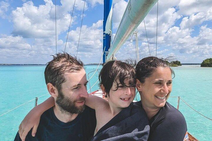 Laguna Bacalar での 6 時間のディープ ナビゲーション: セノーテ、島々、ストロマトライト。