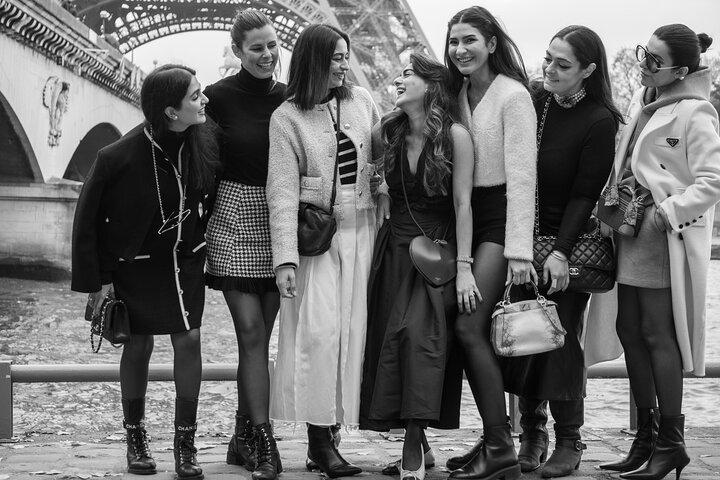 パリの象徴的なエッフェル塔でプライベート写真撮影