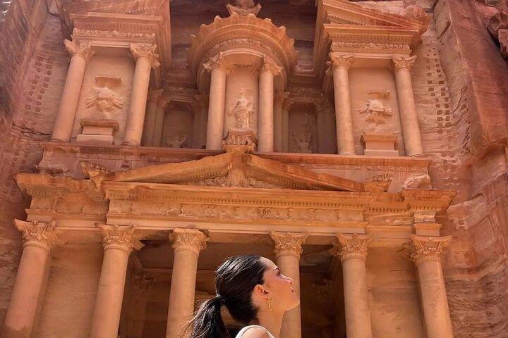 Experiencia de burbujas en el mar Muerto y ron Petra Wadi de 2 días
