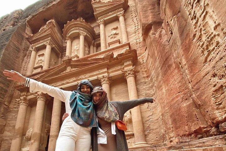 Experiencia de burbujas en el mar Muerto y ron Petra Wadi de 2 días
