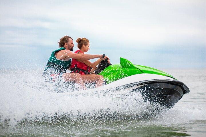 Bali Parasailing, Jet Ski en Uluwatu Tour met Kecak Dance Show