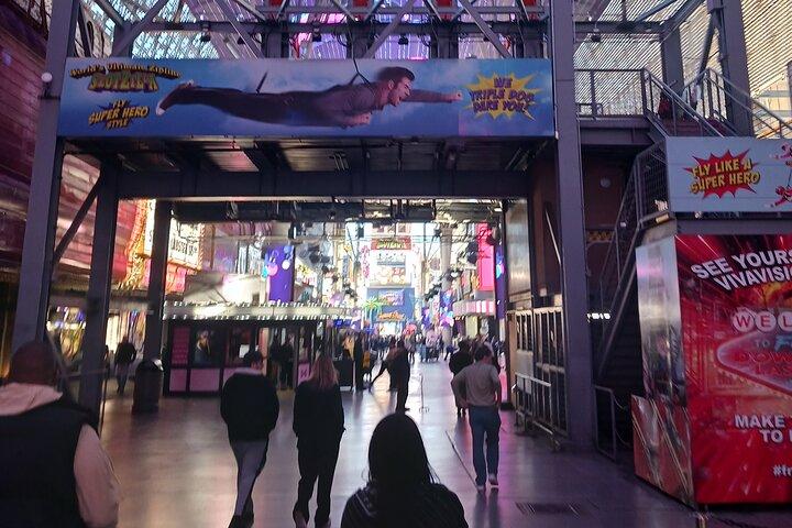 ラスベガスのフレモントストリート体験ガイド付きウォーキングツアー