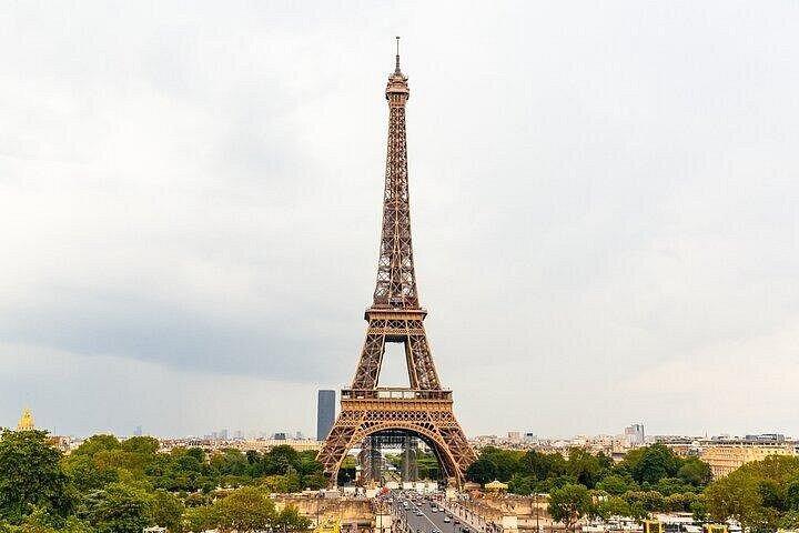 Visite guidée de la Tour Eiffel par escalier avec sommet en option par ascenseur