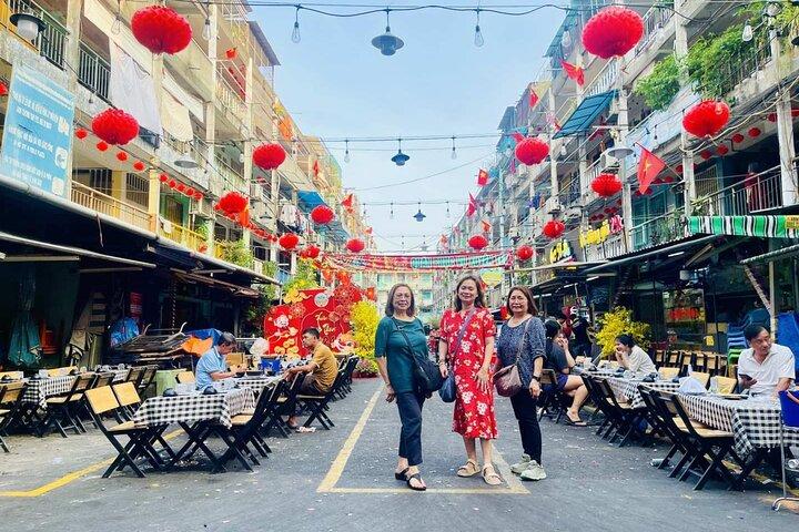 Saigon Motorbike Street Food & Tour : Chinatown Flower Market