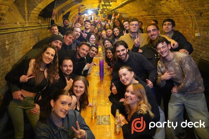 Budapest Ruin Pub Crawl + 6 Skott + VIP-inträden + Drickspel