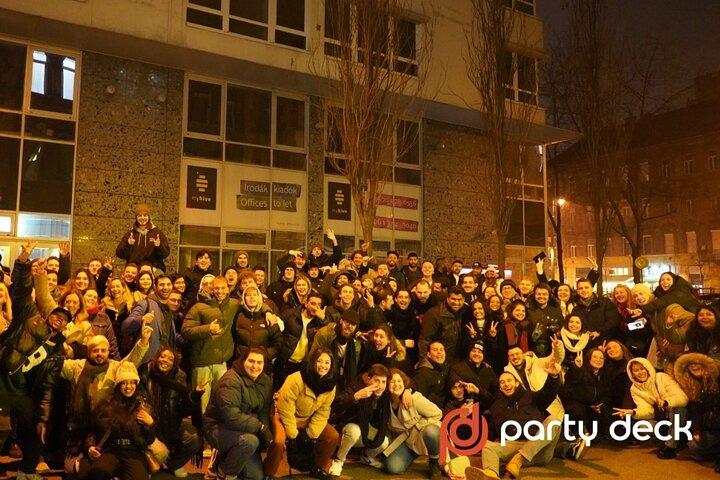 Budapest Ruin Pub Crawl + 6 Skott + VIP-inträden + Drickspel