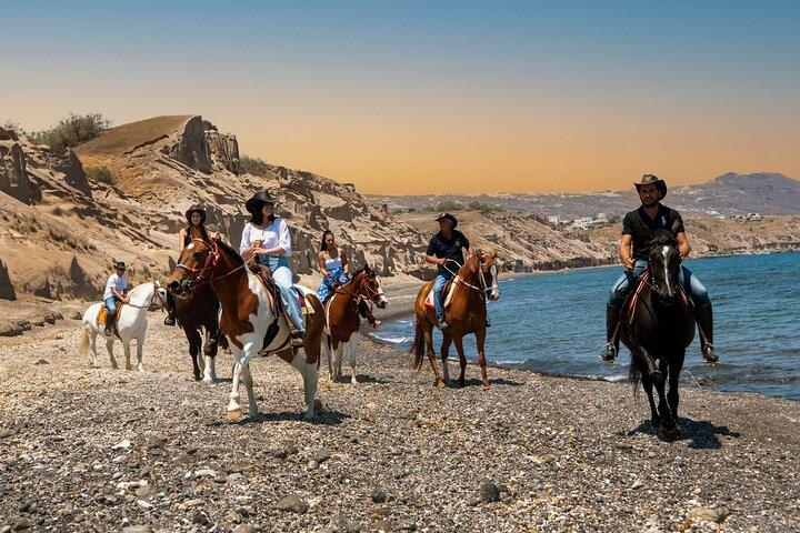 サントリーニ島でのプレミアム秘境ブラックビーチ乗馬ツアー