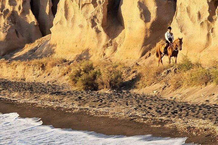 サントリーニ島でのプレミアム秘境ブラックビーチ乗馬ツアー