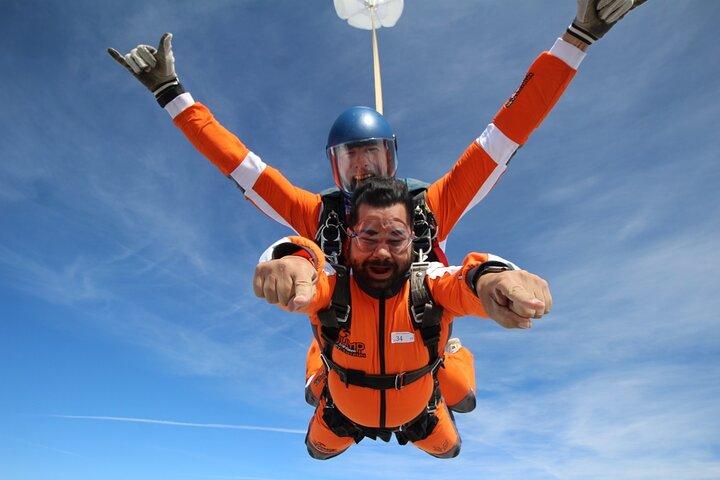 Tandem Fallskärmshoppning i Prag - Tandem Jump med transfer!