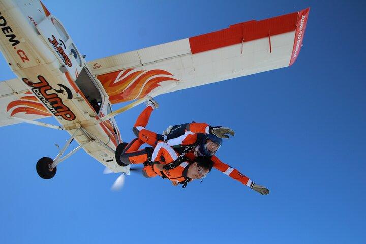 Tandem Fallskärmshoppning i Prag - Tandem Jump med transfer!
