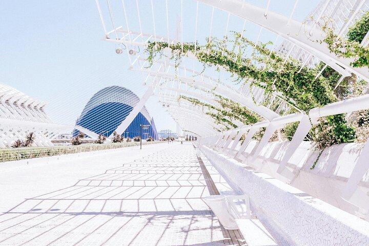 Futuristisk elegance fotoshoot uden for City of Arts and Sciences