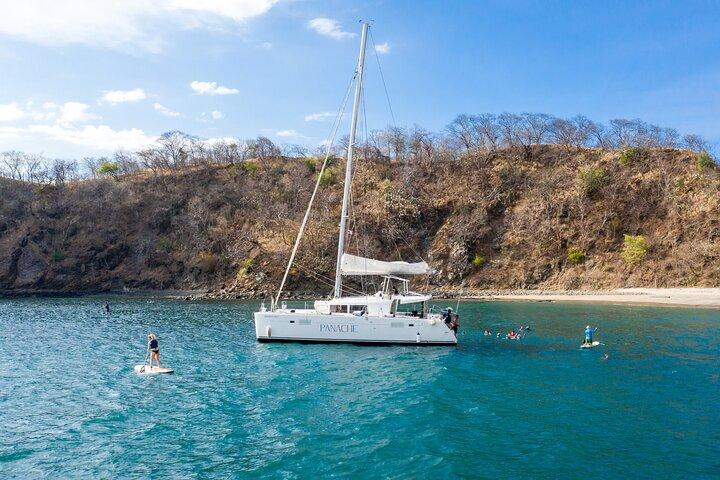 Costa Rica katamaran: Privat morgen tur med snorkling og drikkevarer