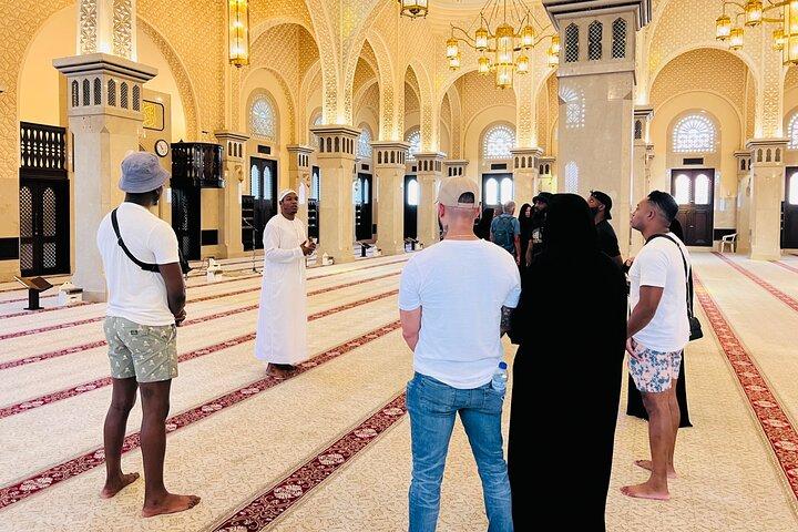 Dubai: Tour a piedi della vecchia Dubai, degustazione, mercato e giro in barca Abra