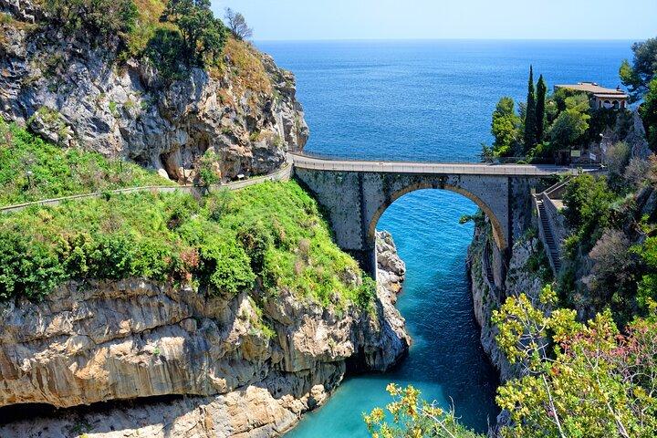 Desde Vietri Sul Mare: Tour privado a la costa de Amalfi en una furgoneta Mercedes
