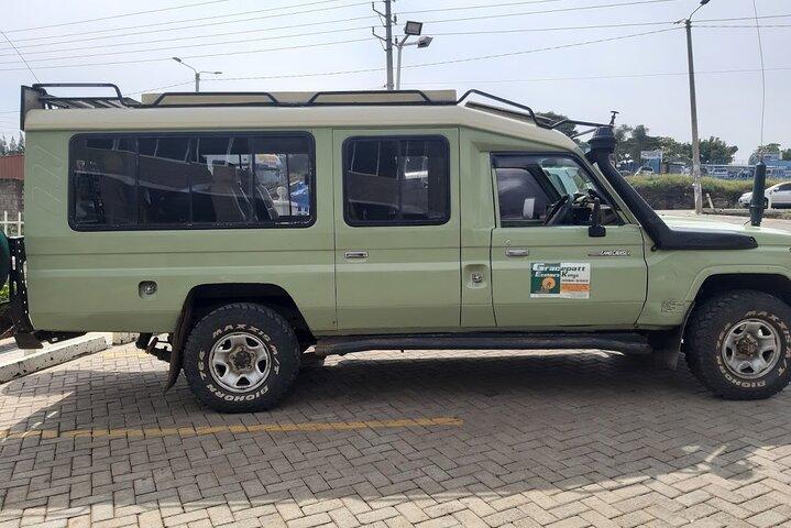 マサイ・マーラ 4x4トヨタ・ランドクルーザーでナイロビから移動