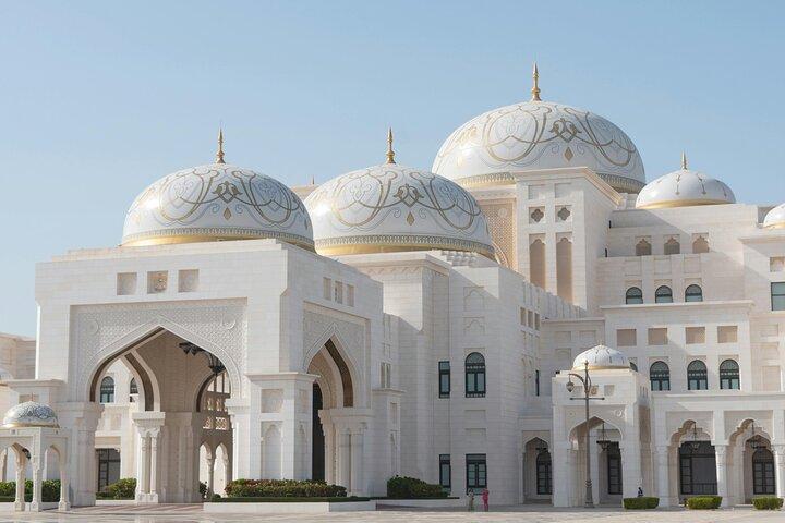 Von Dubai : Große Moschee von Abu Dhabi, Palast. Souk, Etihad & Louvre