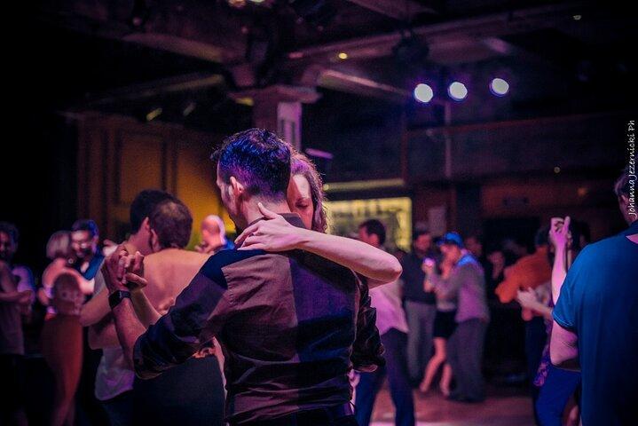 Pequeno grupo local Tango milonga com lição e transferências