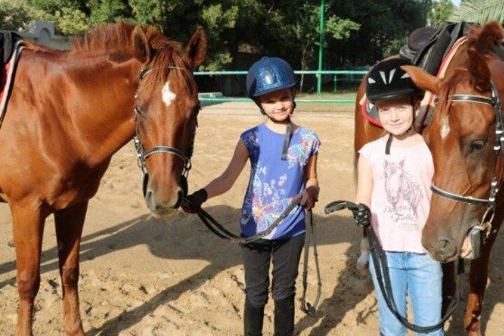 レイクビューでドバイ砂漠の日の出乗馬体験