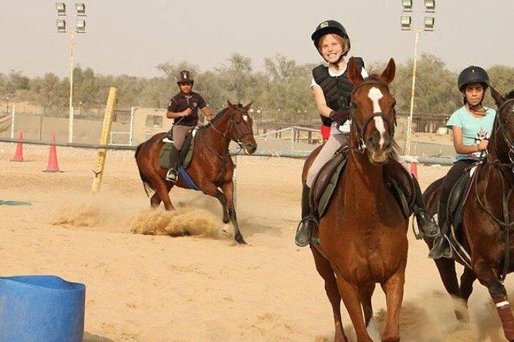 レイクビューでドバイ砂漠の日の出乗馬体験