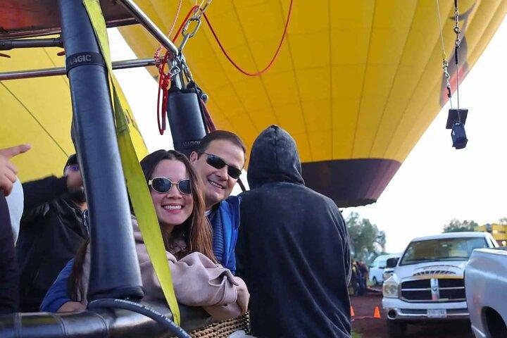 Volo in mongolfiera Teotihuacan, Colazione in grotta Pick up in CDMX