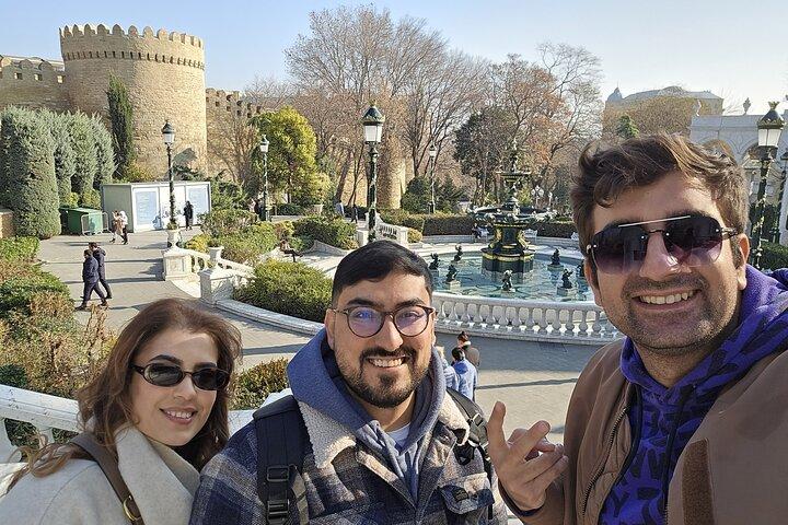 Baku: Atemberaubende Wanderung durch historische und moderne Stadt