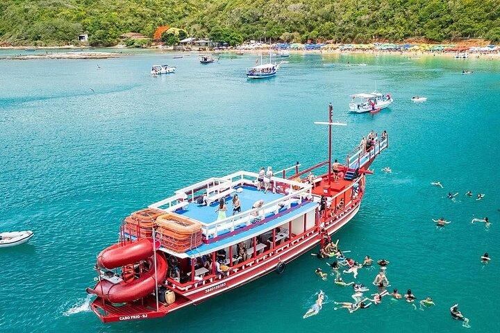 Búzios - Paseo en Barco Saliendo de Río con Almuerzo, Transporte y Guía Turístico