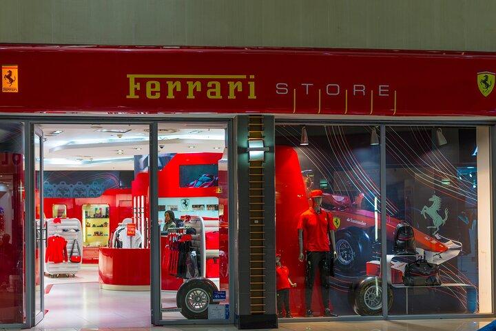 ミラノ発、パルマ市フェラーリ博物館へのプライベート ツアー