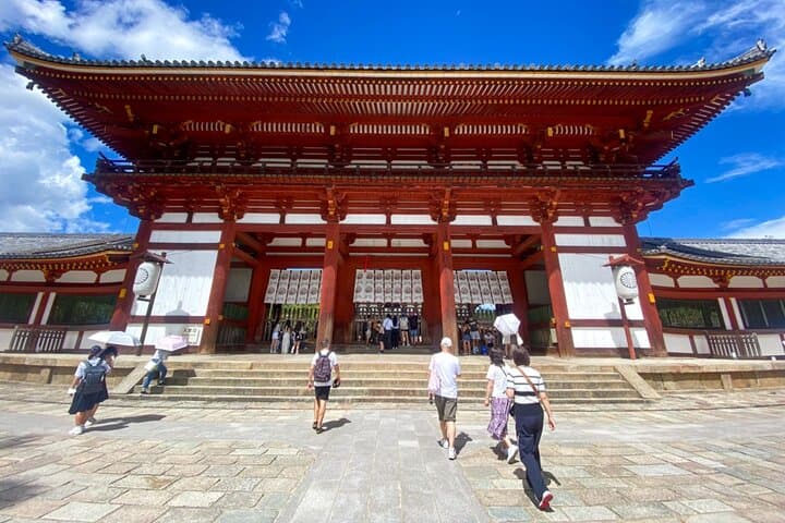 Discover Himeji, Kobe and Nara from Osaka