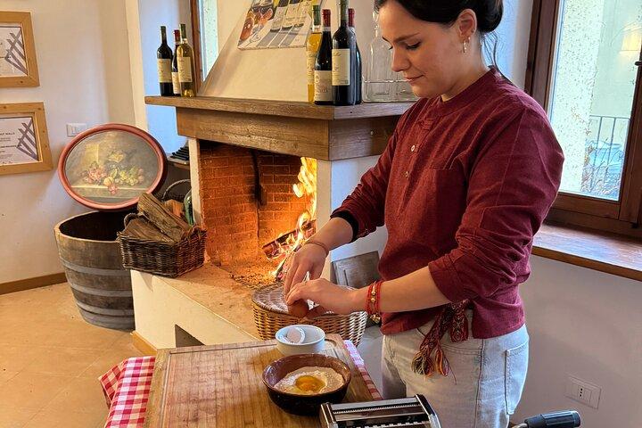 Cours de cuisine avec dégustation de vin dans une Ferme